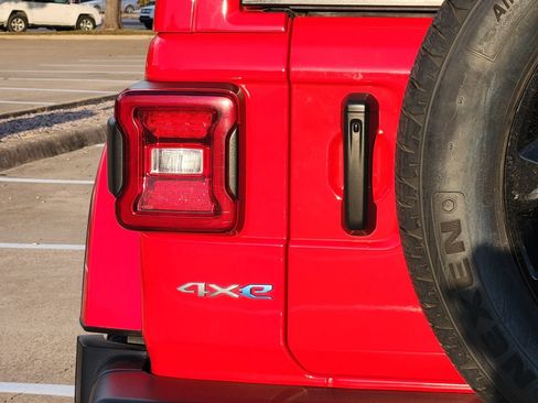 Used 2024 Jeep Wrangler Unlimited Sahara AWD/4WD image 15