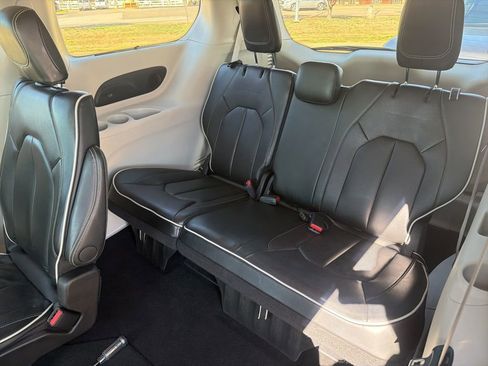 Used 2024 Chrysler Pacifica Limited FWD image 19