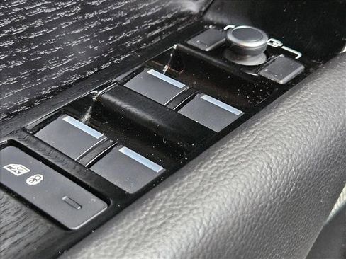 Used 2021 Land Rover Range Rover Velar R-Dynamic S image 17