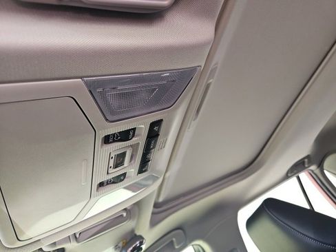 Used 2021 Toyota RAV4 XLE Premium image 6