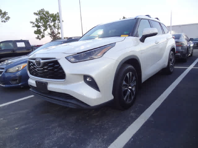 Used 2021 Toyota Highlander XLE AWD/4WD image 1