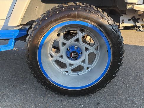 Used 2017 Jeep Wrangler Unlimited Rubicon w/ Connectivity Group image 3