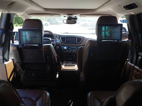 Used 2017 Chrysler Pacifica Limited w/ UConnect Theater Package FWD image 29