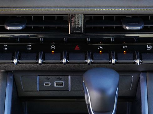 Used 2025 Chevrolet Colorado ZR2 w/ Technology Package image 37