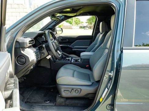 Used 2025 Toyota 4Runner Trailhunter AWD/4WD image 6