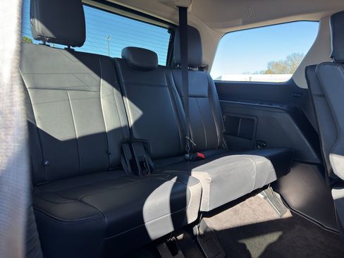 Used 2023 Ford Expedition XLT image 17