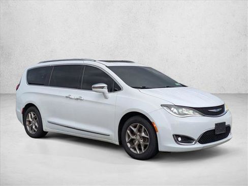 Used 2018 Chrysler Pacifica Limited FWD image 3