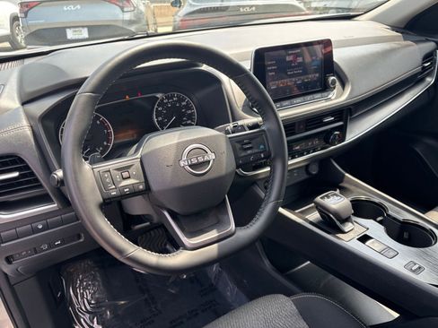 Used 2025 Nissan Rogue SV FWD image 31