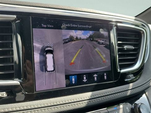 Used 2019 Chrysler Pacifica Limited w/ Advanced Safetytec Group FWD image 16