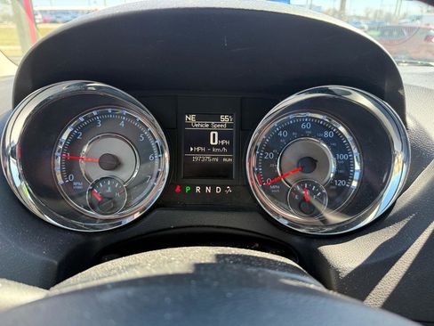 Used 2015 Chrysler Town & Country Touring-L w/ Driver Convenience Group image 10