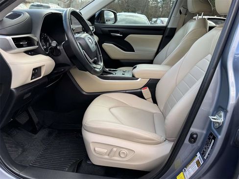 Used 2023 Toyota Highlander XLE image 20
