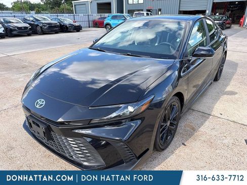 Used 2025 Toyota Camry SE FWD image 1