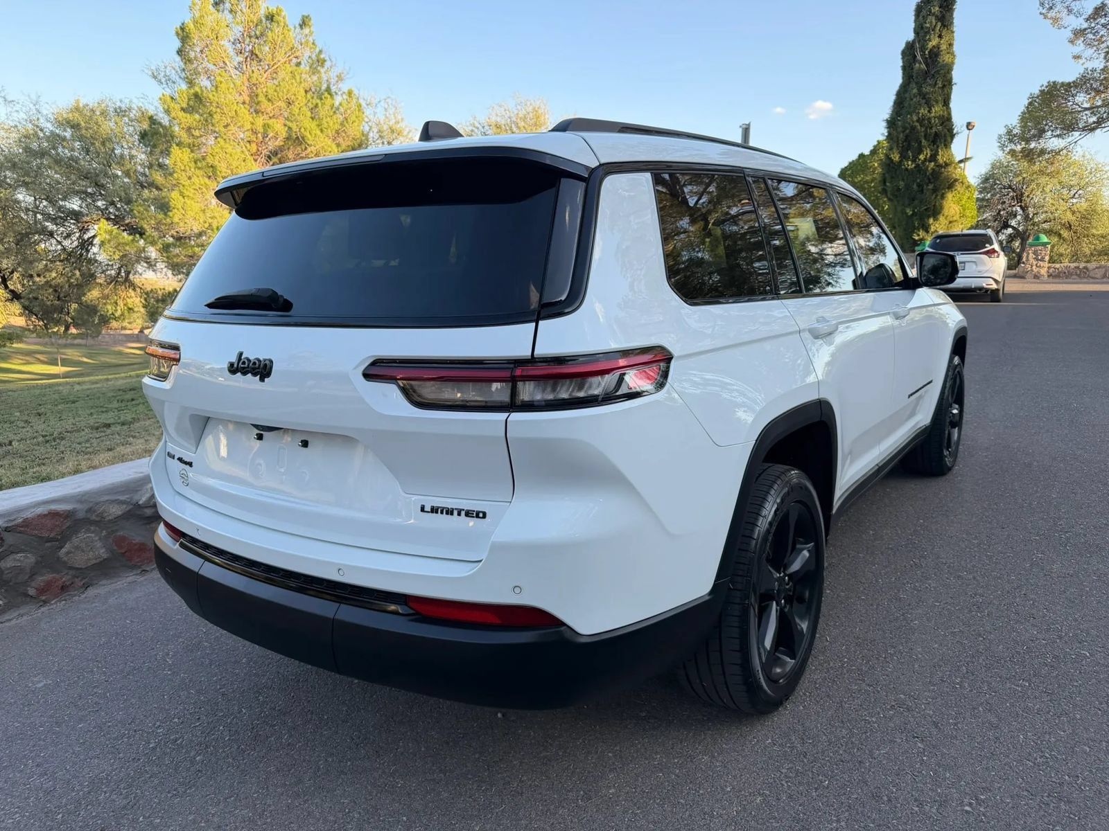 Used 2023 Jeep Grand Cherokee L Limited w/ Black Appearance Package AWD/4WD image 5