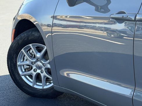 Used 2022 Chrysler Pacifica Touring-L image 8