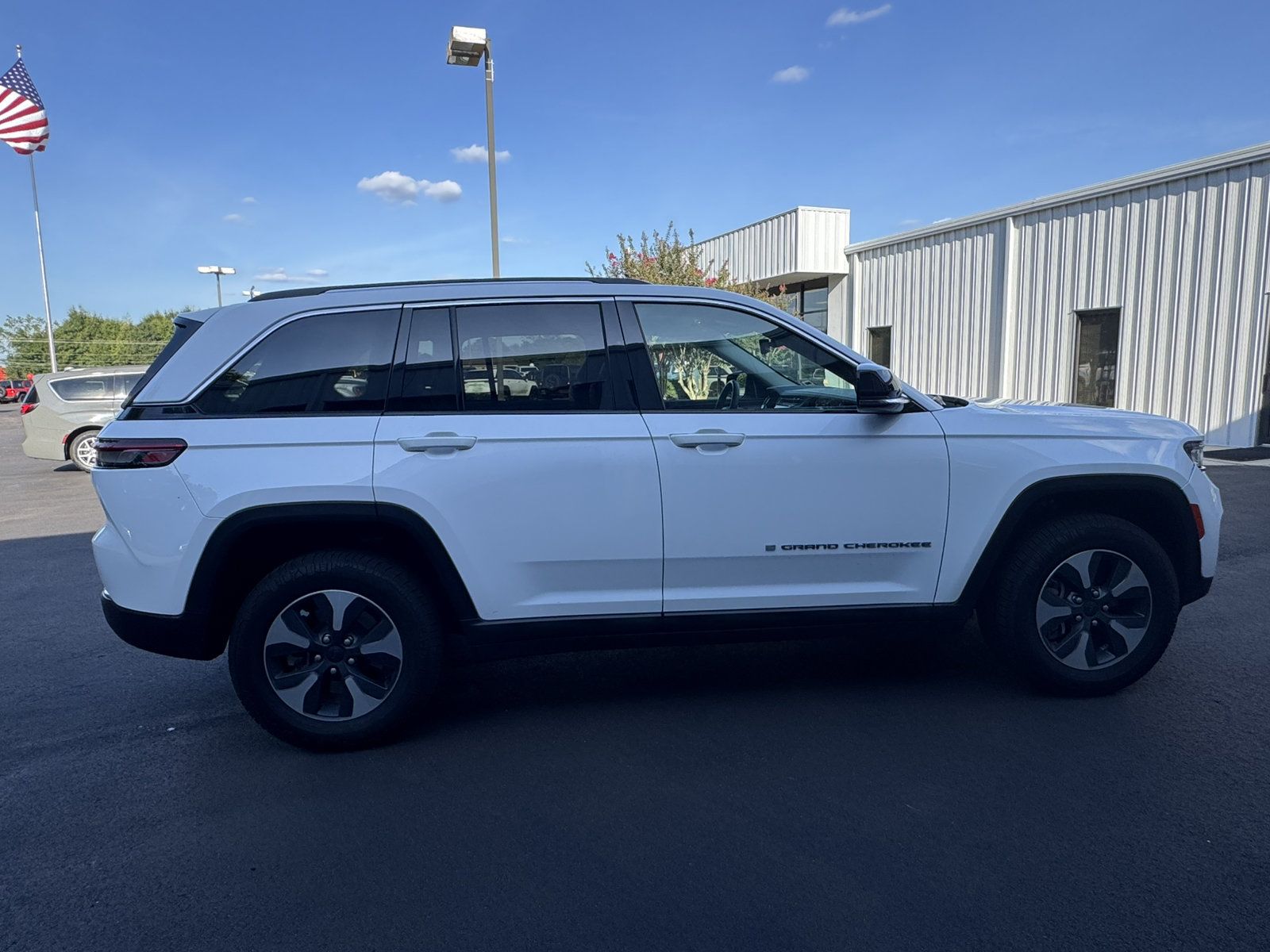 Used 2024 Jeep Grand Cherokee Limited 4xe AWD/4WD image 4