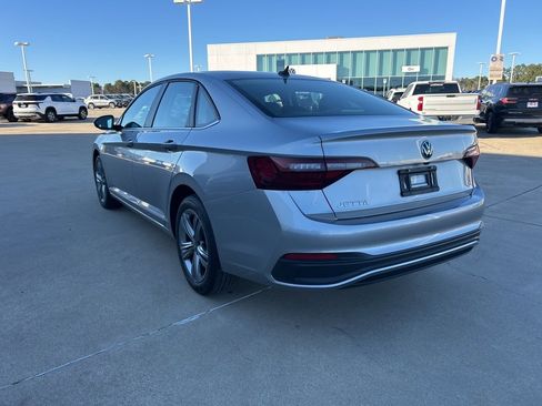 Used 2024 Volkswagen Jetta SE image 9