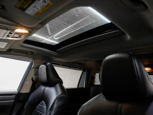 Used 2021 Toyota Highlander XLE FWD image 5