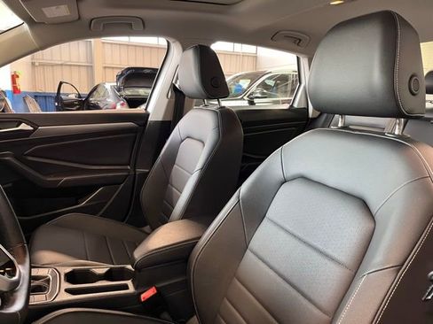 Used 2023 Volkswagen Jetta SE w/ Panoramic Sunroof Package image 24