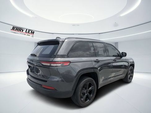 Used 2022 Jeep Grand Cherokee Altitude RWD image 3