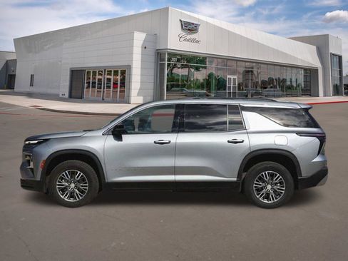 Used 2024 Chevrolet Traverse LT AWD/4WD image 3