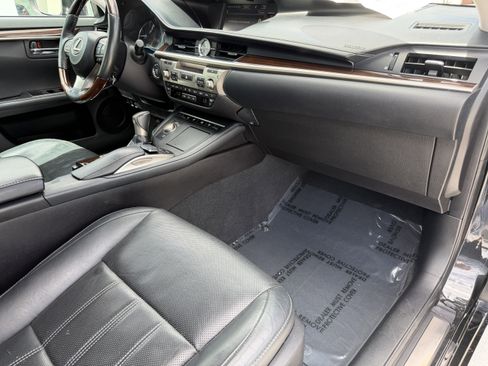 Used 2016 Lexus ES 350 w/ Luxury Package w/Wood Trim image 10