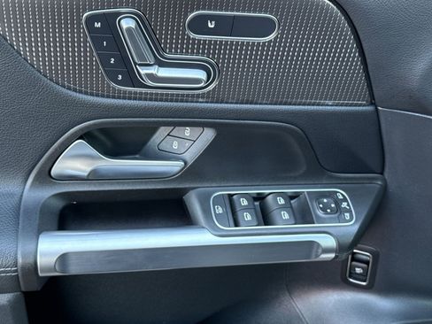 Used 2023 Mercedes-Benz GLB 250 4MATIC w/ Premium Package image 15