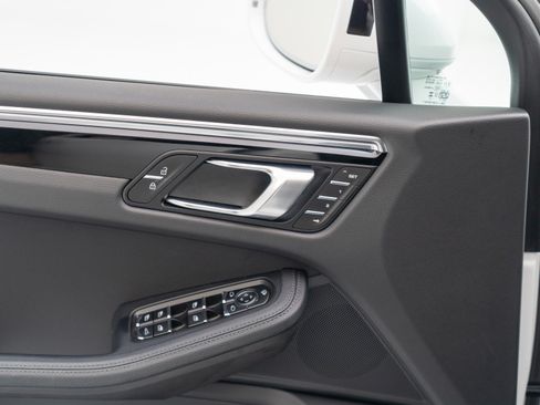 Certified 2026 Porsche Macan AWD/4WD image 19