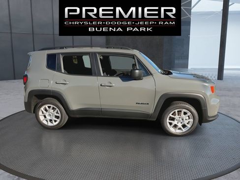 Used 2022 Jeep Renegade Latitude AWD/4WD image 9