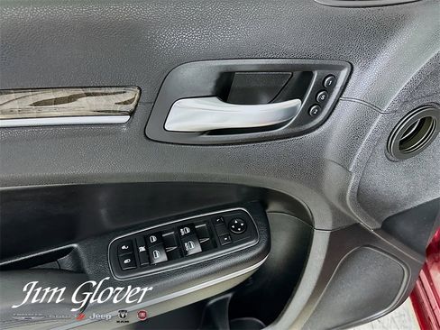Used 2018 Chrysler 300 Limited image 21