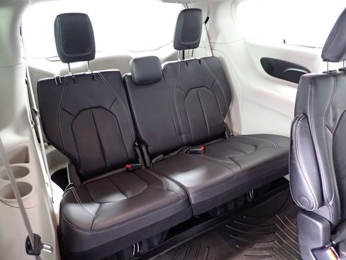 Used 2022 Chrysler Pacifica Touring-L w/ Uconnect Theater Family Group image 41