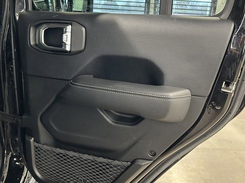 Used 2018 Jeep Wrangler Unlimited Sahara AWD/4WD image 16