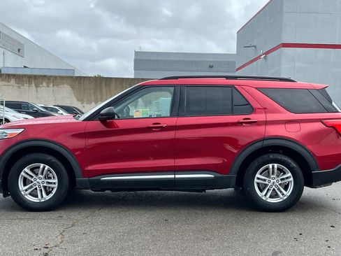 Used 2021 Ford Explorer XLT w/ Equipment Group 202A AWD/4WD image 9