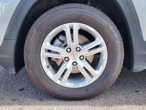 Used 2024 GMC Terrain SLE image 8