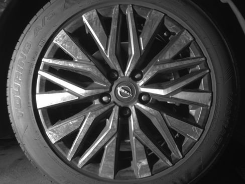 Used 2025 Nissan Altima 2.5 SV FWD image 13