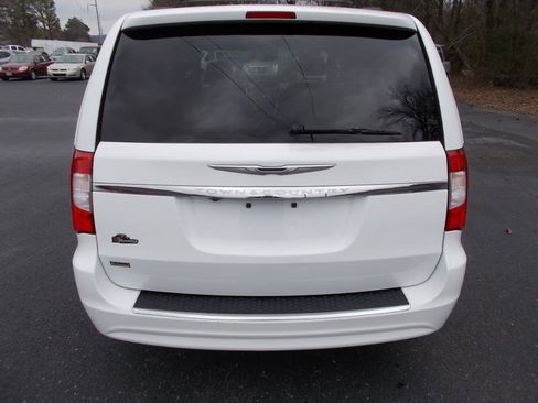 Used 2016 Chrysler Town & Country Touring image 15