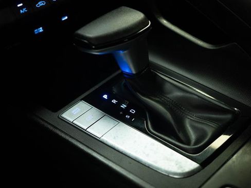 Used 2025 Hyundai Elantra SE FWD image 20