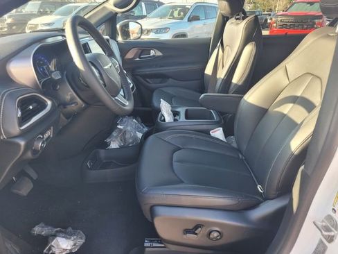 New 2026 Chrysler Pacifica Select image 3