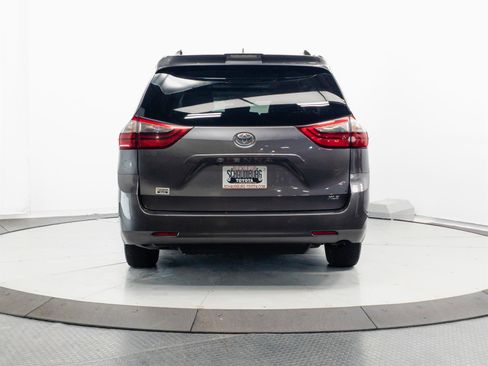 Used 2020 Toyota Sienna XLE Premium FWD image 11