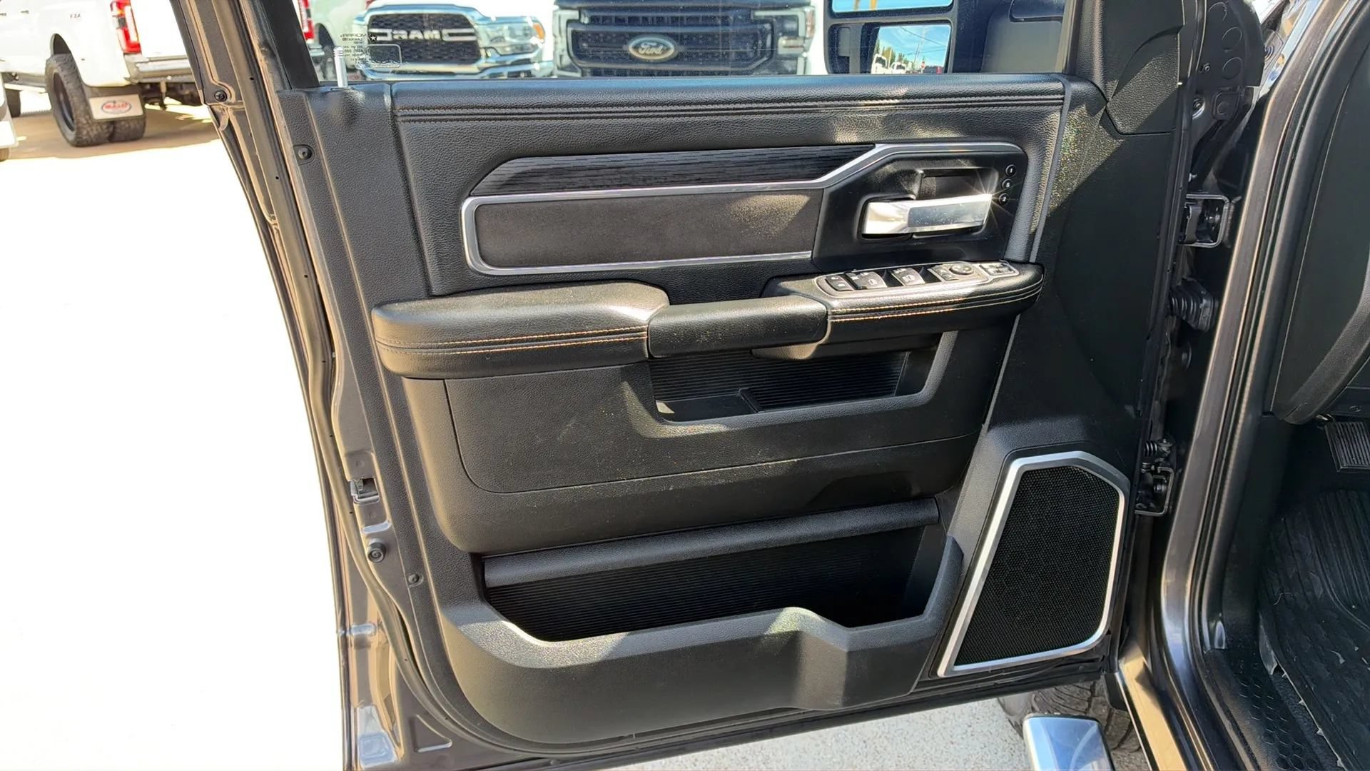 Used 2023 RAM 3500 Laramie AWD/4WD image 9