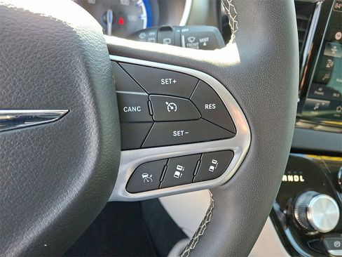 Used 2024 Chrysler Pacifica Touring-L image 21