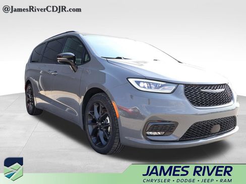 Used 2025 Chrysler Pacifica Limited FWD image 6