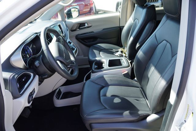 Certified 2024 Chrysler Pacifica Limited FWD image 4