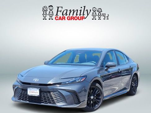 Used 2025 Toyota Camry SE FWD image 1
