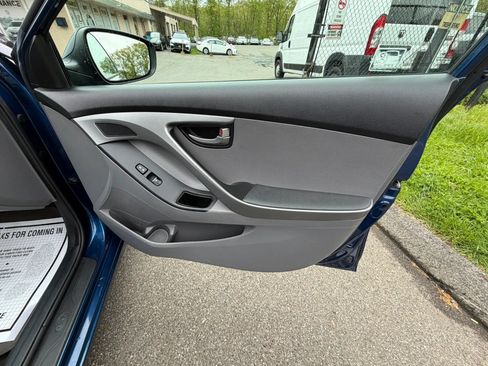 Used 2015 Hyundai Elantra SE FWD image 14