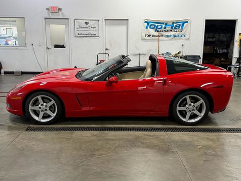 Used 2005 Chevrolet Corvette Coupe w/ 2LT w/ Preferred Equipment Group RWD image 17