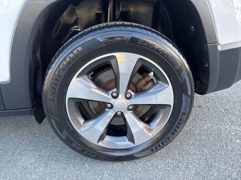 Used 2019 Jeep Cherokee Limited image 11