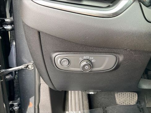 Used 2018 Chevrolet Equinox LS FWD image 32