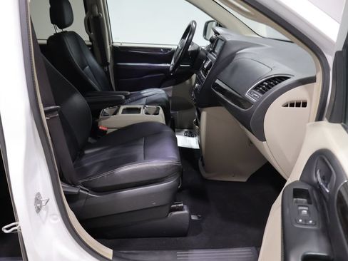 Used 2016 Chrysler Town & Country Touring FWD image 21