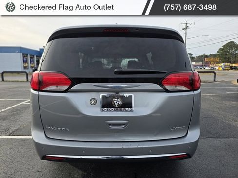 Used 2018 Chrysler Pacifica Limited image 6