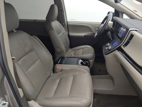 Used 2017 Toyota Sienna XLE image 21